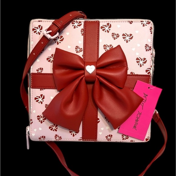 Betsey Johnson Handbags - ❤️🎁 Betsey Johnson Present Gift Box Pink Candy Heart Crossbody Bag❤️🎁 NWT